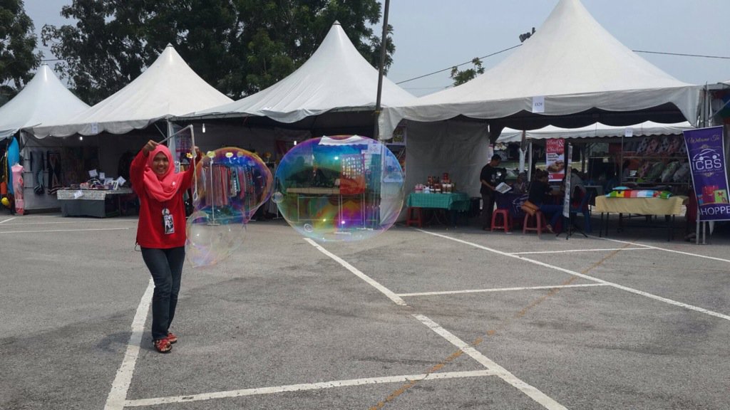 CONVOFEST_UTP's tweet photo. Can you make bubbles as big as that? Take the challenge and make giant bubbles at Convosquare! #UTPCONVOFEST2015 https://t.co/x4X96SFQ2w