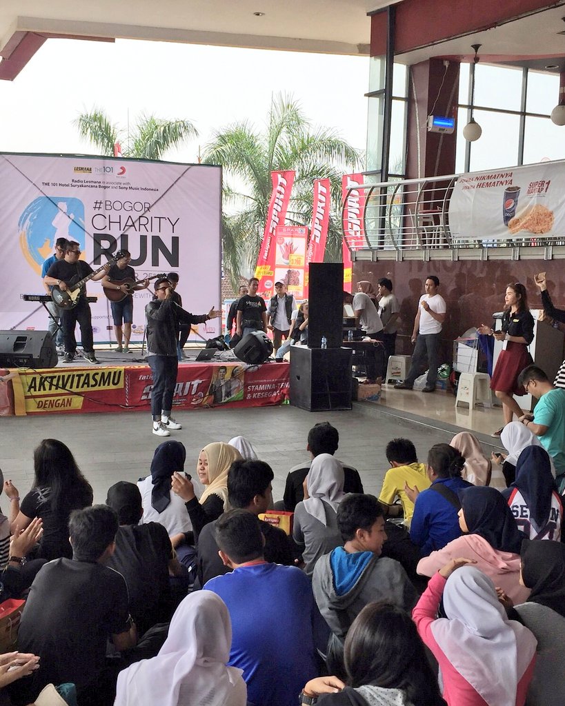 SonyMusicID's tweet photo. #SonyBuzz Ini dia penampilan @SVSoulvibe di #BogorCharityRun bersama @LesmanaRadio &amp; @the1O1bgrsk https://t.co/OGcjW0Wujh