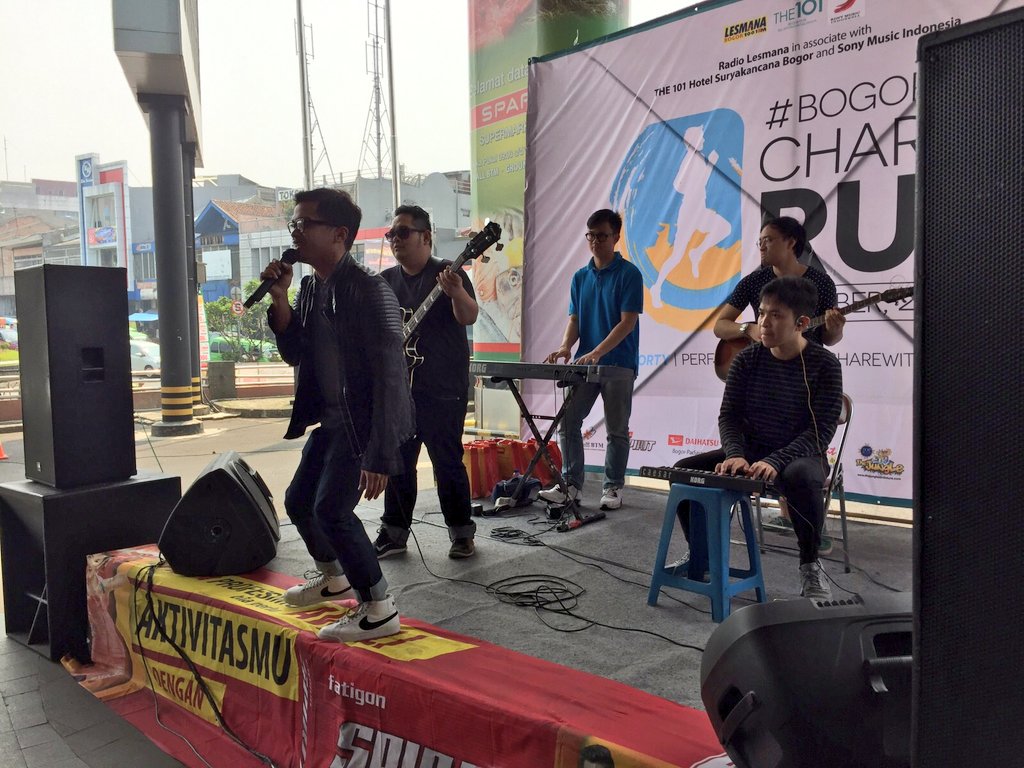 SonyMusicID's tweet photo. #SonyBuzz Ini dia penampilan @SVSoulvibe di #BogorCharityRun bersama @LesmanaRadio &amp; @the1O1bgrsk https://t.co/OGcjW0Wujh