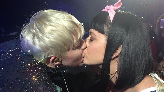mileysbae's tweet photo. #HappyBirthdayKatyPerry 💙 https://t.co/q3mAoo2tct