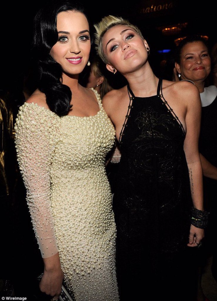 mileysbae's tweet photo. #HappyBirthdayKatyPerry 💙 https://t.co/q3mAoo2tct