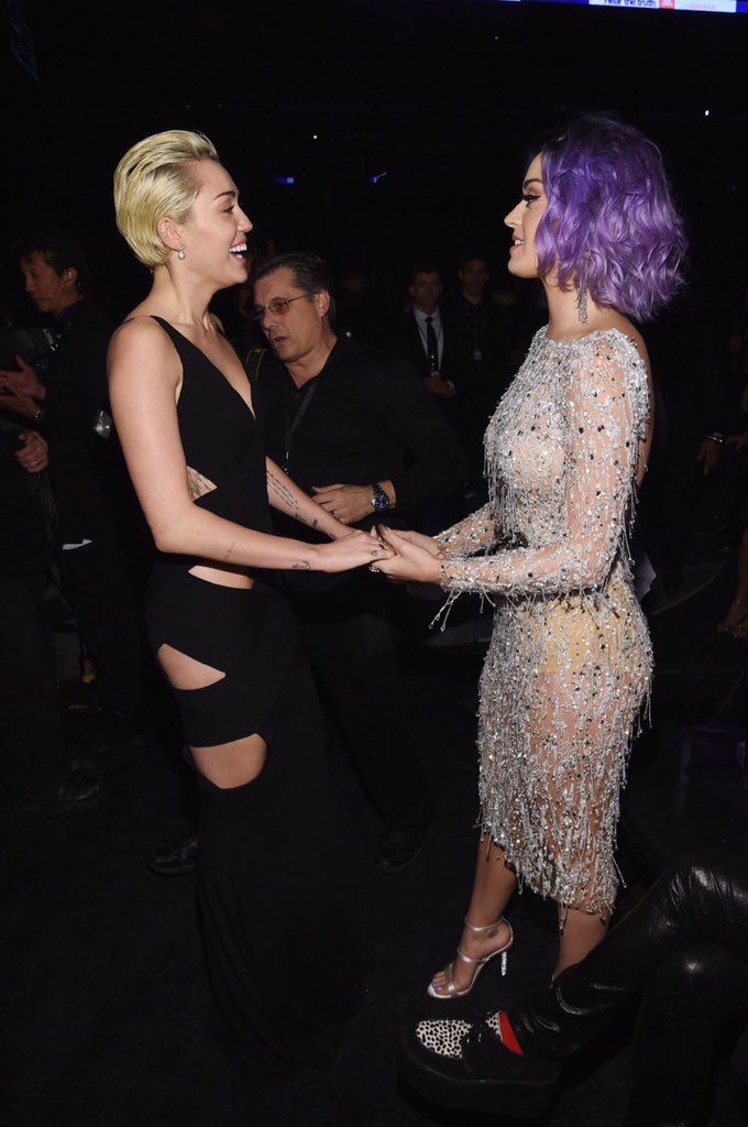 mileysbae's tweet photo. #HappyBirthdayKatyPerry 💙 https://t.co/q3mAoo2tct