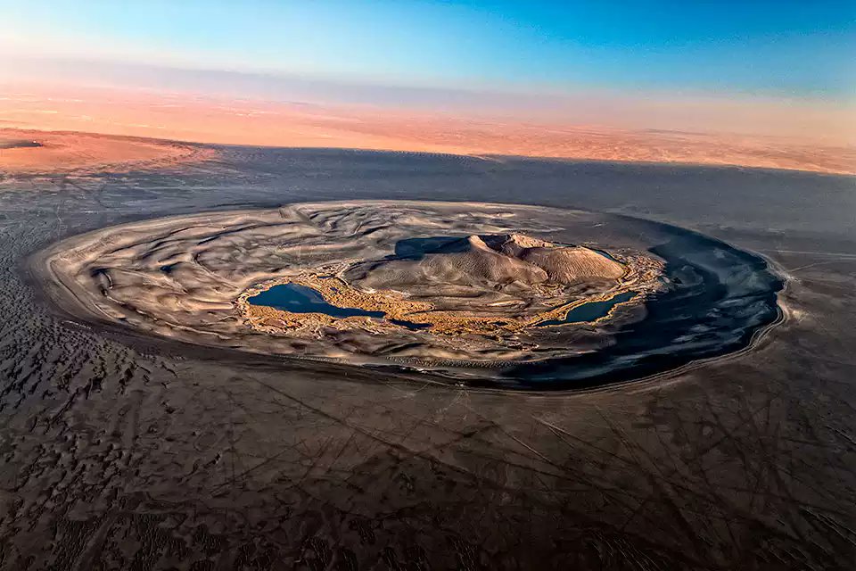 Огромный виднеться. Ришат (глаз Сахары). Мавритания. Вулкан вау-АН-Намус. Ришат Мавритания. Мавритания Уадан пустыня.