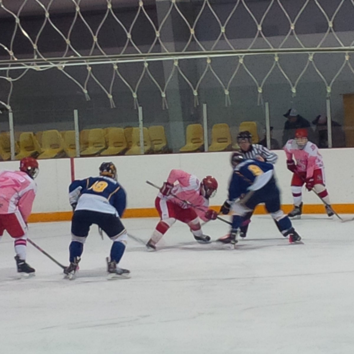 ytiesmacameron's tweet photo. #pinkintherink @HanoverBarons in Mildmay 2-2 against @WinghamIronmen Go Barons Go! #beesarehot https://t.co/agSLsR5Zot