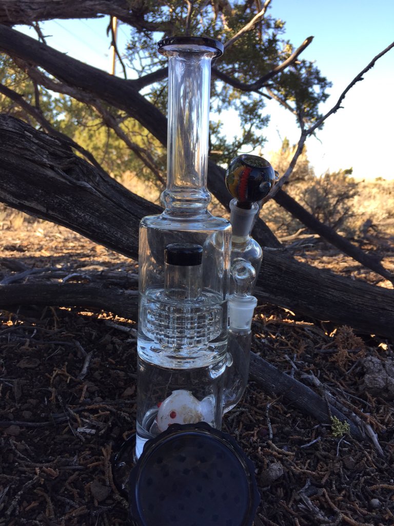 LoneStoners's tweet photo. This is what I go on hikes for now, cool smoking spots. #Born2Blaze 😙💨 https://t.co/1oKJVqtaQ2