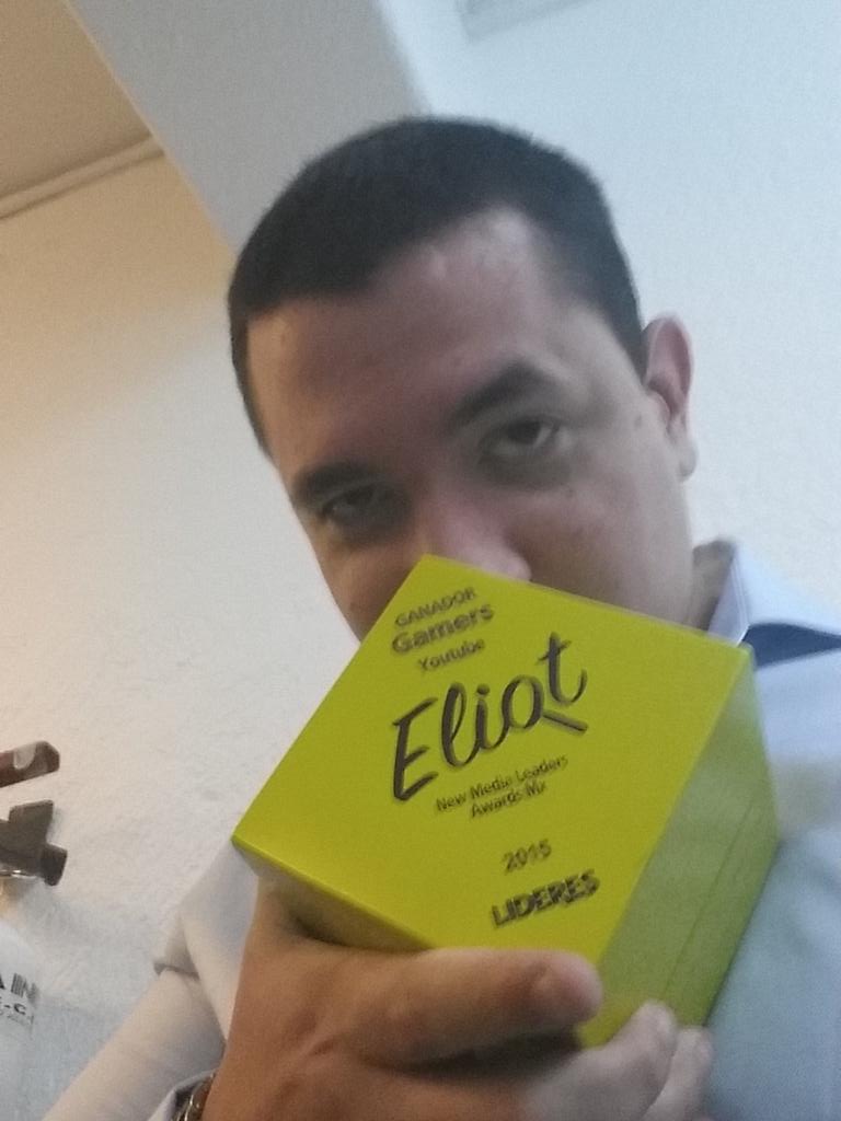 ALKAPONE's tweet photo. Esto es por ustedes razita! Gracias ! #EliotAwardsMx https://t.co/MjL9P9nHPk