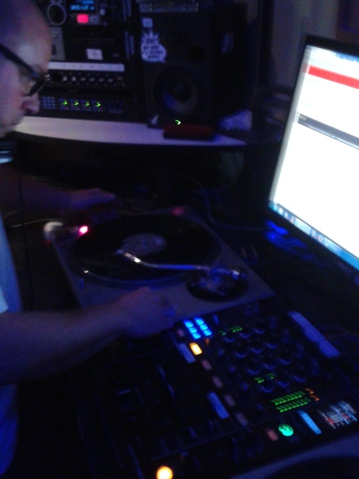 #WRIRFundDrive live on air with guest dj Tony Day. Donate to keep true independent radio alive! #rvacommunity @WRIR