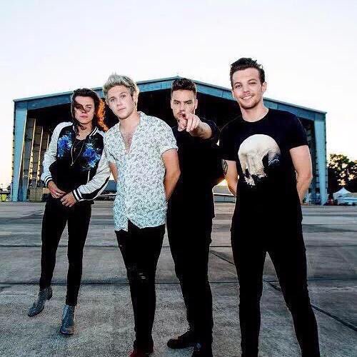 CardiffOTRAtour's tweet photo. RT For DRAG ME DOWN

#EMABiggestFans1D 

#Vote1DForEMA 

#voteonedirection https://t.co/7gQxrQ4LjK