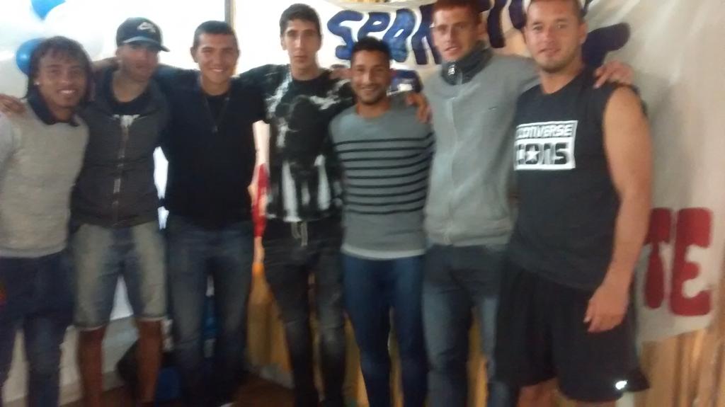 Diegofonito's tweet photo. Que linda foto el  grupo se armó la banda de la reja ...... https://t.co/D55yHXAd1P