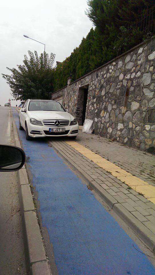 Aynı anda kaldırımı, görme engelli yolunu ve bisiklet yolunu işgâl ederek hattrick yapan16JZT55.Paylaşın,ünlü olsun!