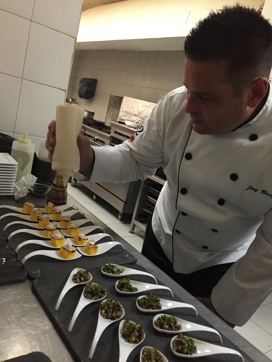 JayTopChef's tweet photo. Y no se pierdan la repeticion de @TopChefSV hoy a las 9 por canal cuatro y esperen a VIZIO cocina en evolucion https://t.co/psHvZ3QOyu