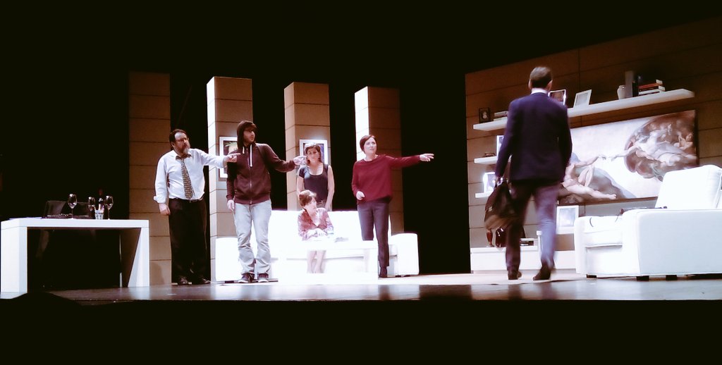 Divertida apuesta de <a href="/arandramatica/">Aran Dramatica</a> con su comedia <a href="/_EnFamilia_/">En Familia</a>
Estreno el lunes 26 en el <a href="/lopezdeayala/">Teatro López de Ayala</a>
Badajoz, 21h