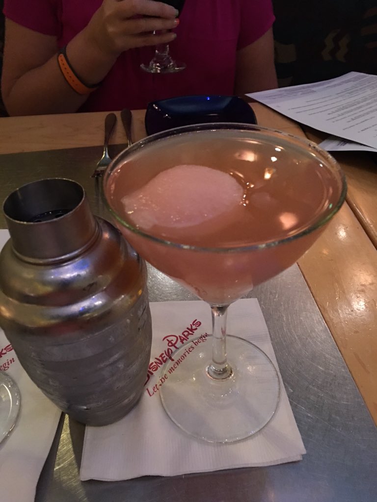 EatDrinkDisney's tweet photo. In a word WOW! Grapefruit martini at #FlyingFishCafe https://t.co/u7eu8pRUgZ