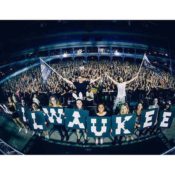 My 5th show in Milwaukee at the Rave and it looked like this! Love this venue love this crowd. Tag your 💁🏽💁🏻👸🏼💂🏻👱🏾👱🏻 https://t.co/xnuiMUU65D