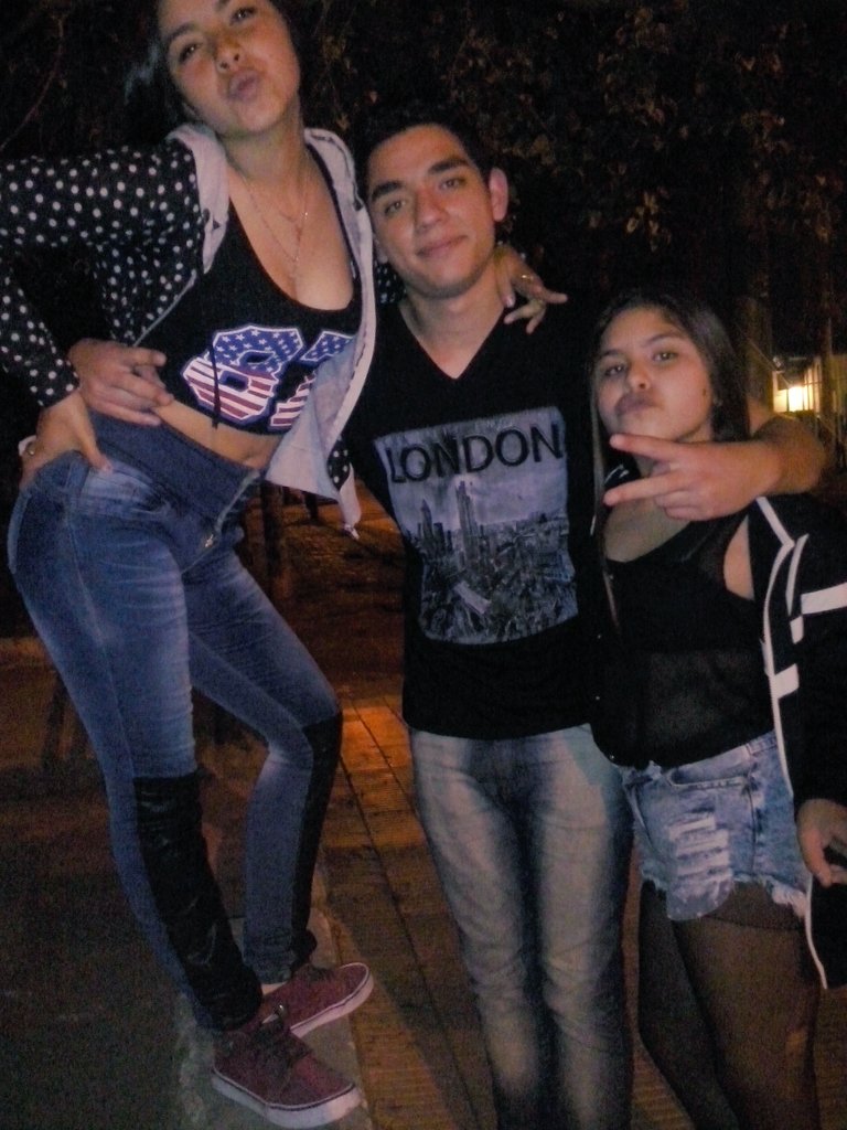 SofiVillegas22's tweet photo. Con mi prima la mejor del mundo #LeoTw https://t.co/JUr5dDzWwu