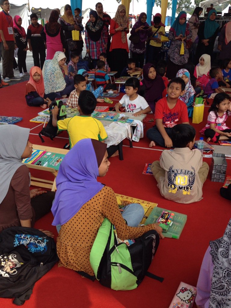 CONVOFEST_UTP's tweet photo. SPONGEBOB SQUARE PANTS IN THE HOUSE! Catch him in action at CONVOFEST 2015! #UTPCONVOFEST2015 https://t.co/x4Q7F9aajQ