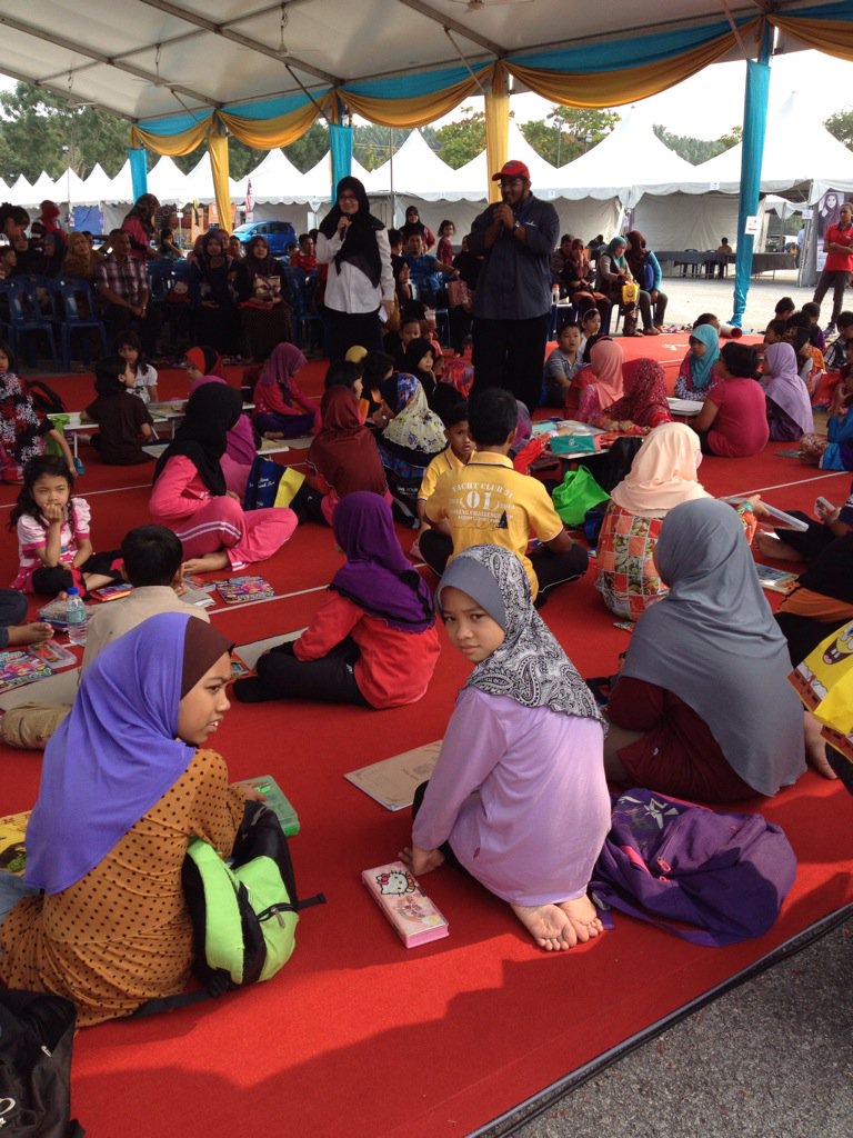 CONVOFEST_UTP's tweet photo. SPONGEBOB SQUARE PANTS IN THE HOUSE! Catch him in action at CONVOFEST 2015! #UTPCONVOFEST2015 https://t.co/x4Q7F9aajQ