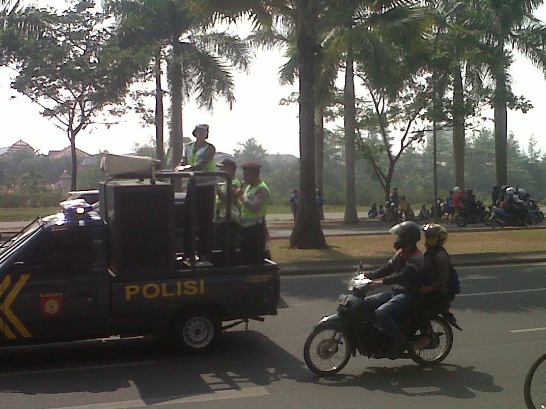 RT <a href="/PRFMnews/">Radio PRFM</a>: 9.13 Polisi keliling mengumumkan pawai akan dimulai jam 1siang dan dihimbau bobotoh tdk blh ikut pawai