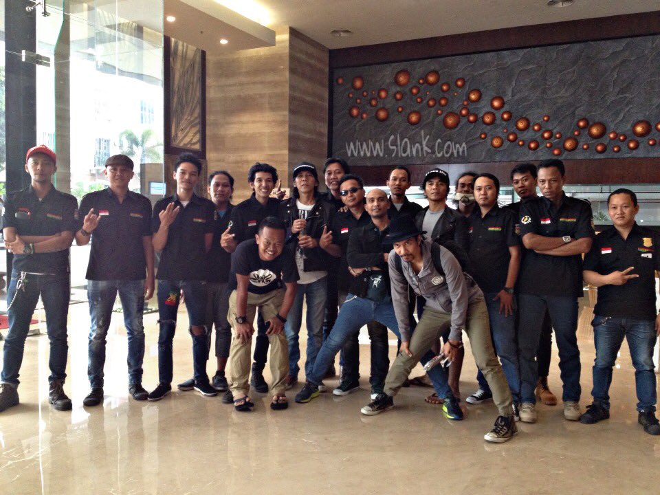 Bersama Bidadari Penyelamat dari Batam Slank Fans Club yang siap bantu jaga keamanan #ReogNRoll nanti malam!