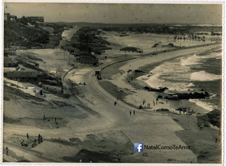 Curiozzzo's tweet photo. Caramba olha essa foto da Praia dos Artistas / Ponta do Morcego em 1946 https://t.co/irF1mmc6ol