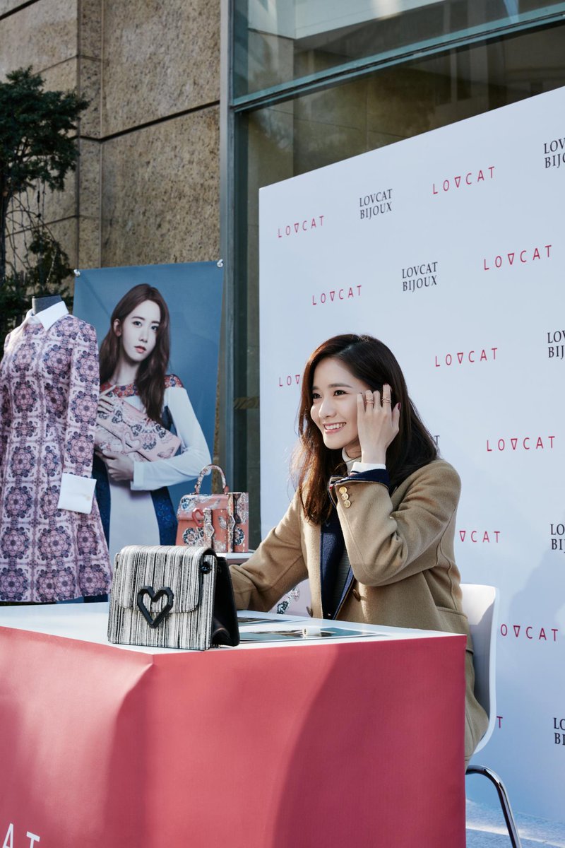 LOVCATPARIS's tweet photo. 러브캣 뮤즈 윤아의 뜨거운 팬사인회 현장 공개!  러브캣 팬사인회 비하인드 스토리는 러브캣 SNS를 통해 공개됩니다:)
>>러브캣 인스타그램 바로가기 https://t.co/yetdT8GmvY https://t.co/JbYh64Jb9t