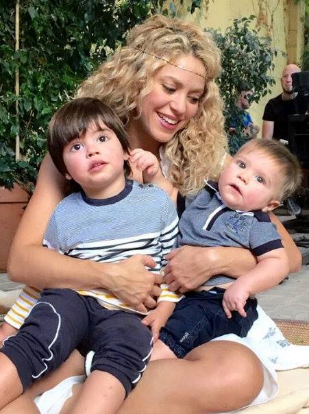MonMebarak's tweet photo. La familia mas hermosa... #FamiliaPiqueMebarak #Shakira #Milan #Sasha https://t.co/6D7NwaoJ11
