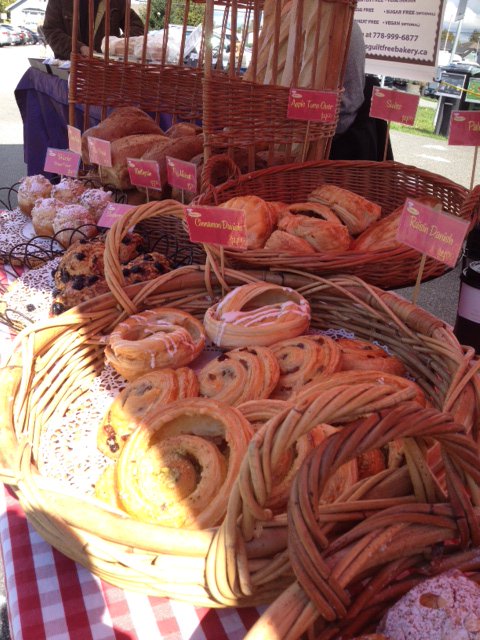 stevestonmarket's tweet image. Accepting fall: Warming up w. pastries (Baguette &amp;amp; Co) &amp;amp; coffee from @StevestonCo1997. #sundaywin #oct25 #steveston