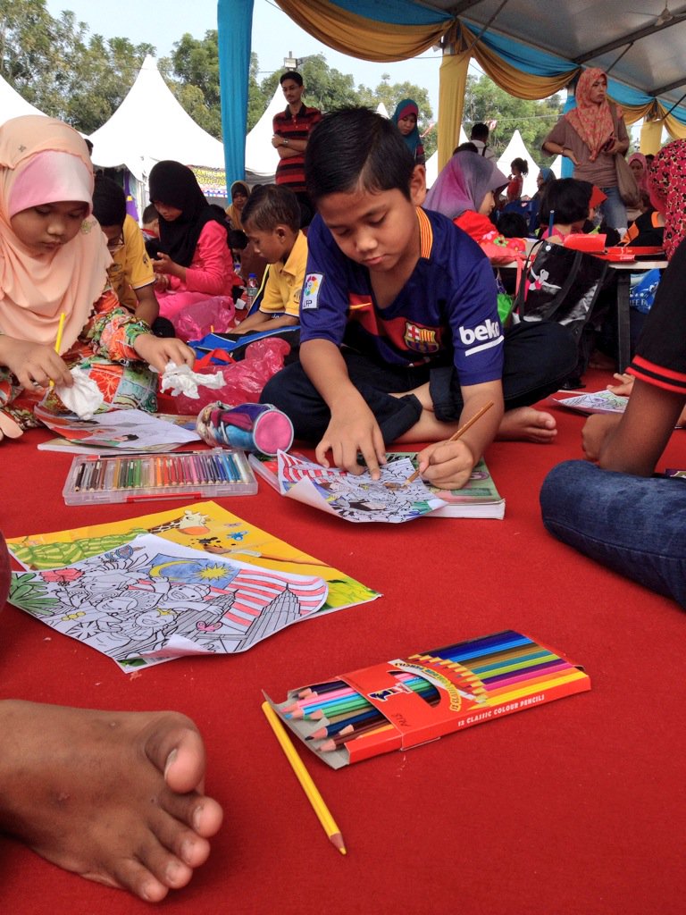 CONVOFEST_UTP's tweet photo. Ongoing now is CONVOFEST 2015 Colouring Competition at the main stage. #UTPCONVOFEST2015 https://t.co/5ZkI04Nwd3