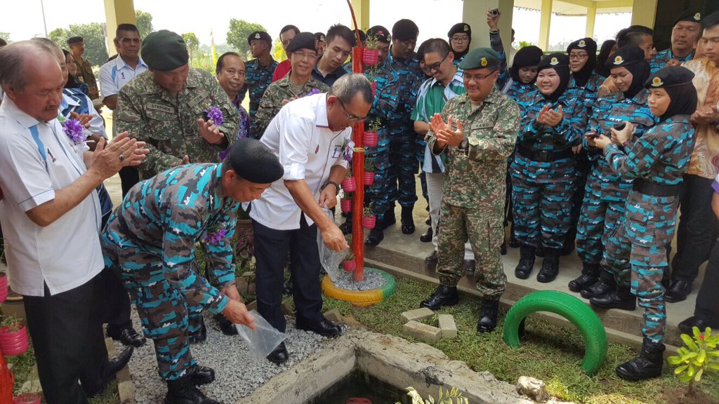 mjoharibaharum's tweet photo. Prog Khidmat Komuniti BSKN Miri/PKBN Brunei di Komplek Hamidah Yakup @1MinDef @HishammuddinH2O @jlknhq https://t.co/uSIRZTjhxN