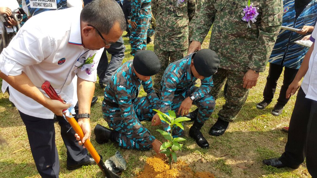 mjoharibaharum's tweet photo. Prog Khidmat Komuniti BSKN Miri/PKBN Brunei di Komplek Hamidah Yakup @1MinDef @HishammuddinH2O @jlknhq https://t.co/uSIRZTjhxN
