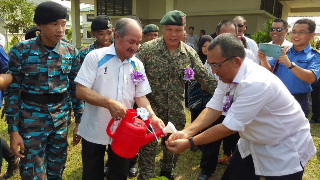 mjoharibaharum's tweet photo. Prog Khidmat Komuniti BSKN Miri/PKBN Brunei di Komplek Hamidah Yakup @1MinDef @HishammuddinH2O @jlknhq https://t.co/uSIRZTjhxN