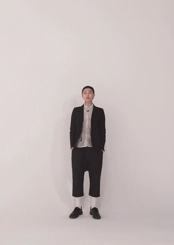 BTS_RapM07's tweet photo. 여러분 블레이저 살 땐 꼭 좀 크게 사세요.
#김데일리 https://t.co/ShBAOh5XmW