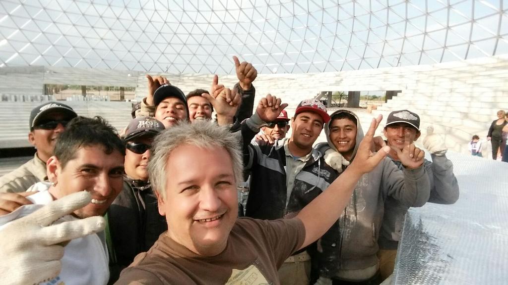 nestorgbosetti's tweet photo. En ellos represento a trabajadors, equipos tecnicos y a todos los q asumimos el desafio de construir el Domo GRACIAS https://t.co/98wKfrErna