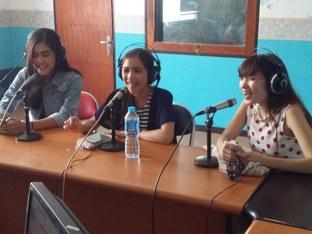 Nah <a href="/Cherrybelleindo/">Cherrybelle Indonesia</a> nya udah siap onair di <a href="/Pro2Manado/">RRI PRO 2 MANADO</a> <a href="/Angel_ChiBi/">Margareth Angelina</a> <a href="/mi_ChristyChiBi/">ChristySauraNoelaUnu</a> <a href="/Noeey_Chibi/">Novi Herlina</a>
