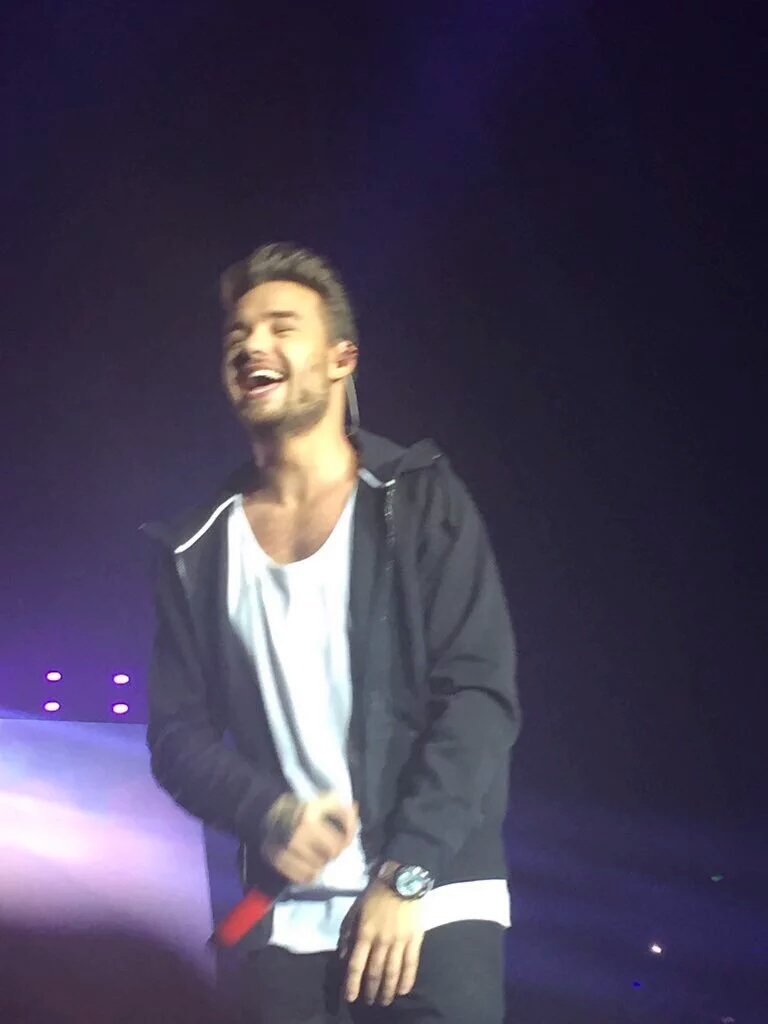 Stage liam is so perfect <a href="/Real_Liam_Payne/">Liam</a> #EMABiggestFans1D
