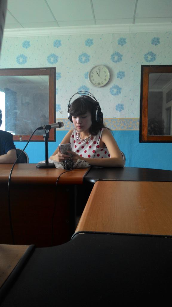 Cecehh <a href="/Angel_ChiBi/">Margareth Angelina</a> udah on air nih di <a href="/Pro2Manado/">RRI PRO 2 MANADO</a> !!