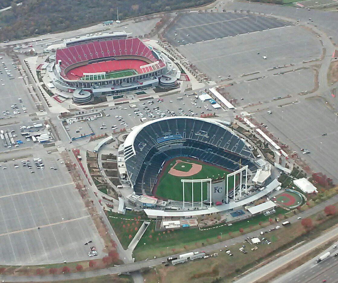 Inverted22's tweet image. BBQ, haunted houses, and flying! Thank you @ATDFlightSystem and @OpenAirplane!!! @KCChiefs_Fans @KCRoyals