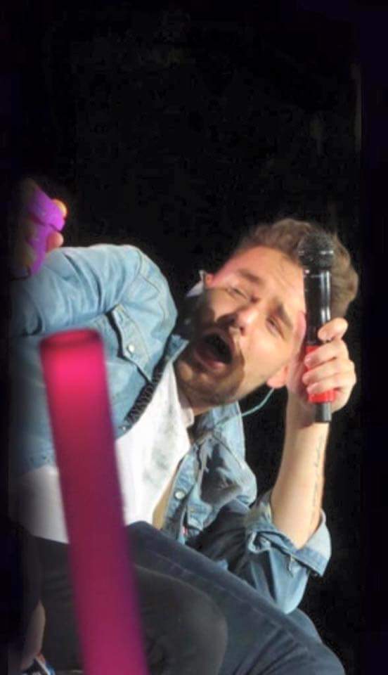 Liam being scared of something i believe but its beautiful <a href="/Real_Liam_Payne/">Liam</a> #EMABiggestFans1D  :^)  beautiful