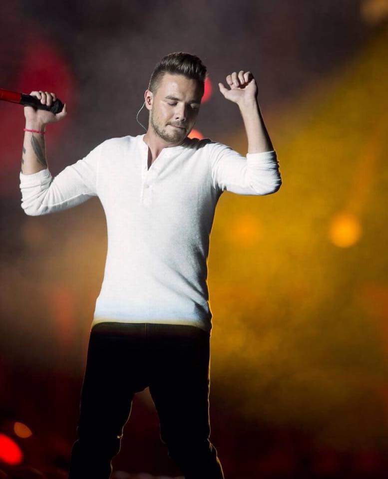 Liam dancing which is so under appreciated its so cute hes so beautiful #EMABiggestFans1D <a href="/Real_Liam_Payne/">Liam</a>