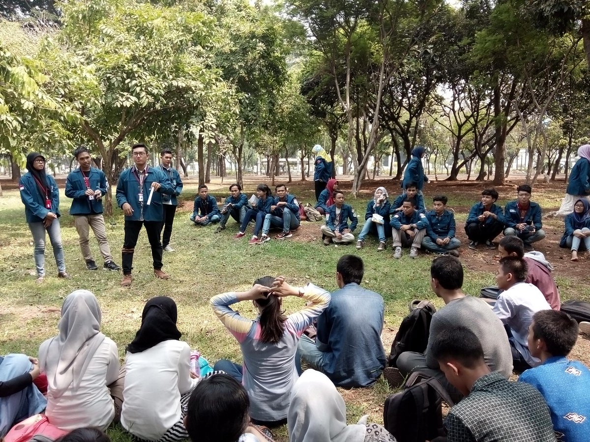 Kakak panitia meet and greet kece" kan ??? :D