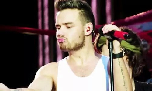 Beautiful Liam blowing kisses :^) #EMABiggestFans1D <a href="/Real_Liam_Payne/">Liam</a>