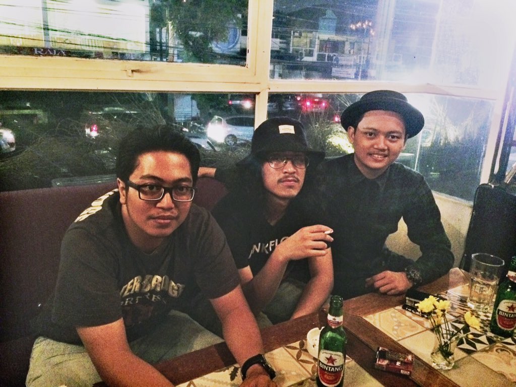 Kamarbelakang's tweet photo. Thanks buat temen temen yang udah dateng semalam di @CafeReunion https://t.co/DPjzDgee1O