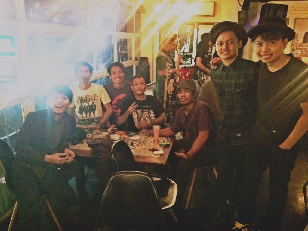 Kamarbelakang's tweet photo. Thanks buat temen temen yang udah dateng semalam di @CafeReunion https://t.co/DPjzDgee1O