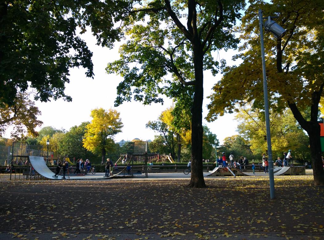 processic's tweet photo. สวนสาธารณะ Stadtpark เมื่อวานเป็นวันเสาร์คนมาเยอะ มีรูปปั้นกวีหลายคน เด่นสุดก็ Johann Strauss II https://t.co/3LnwDWfLwm