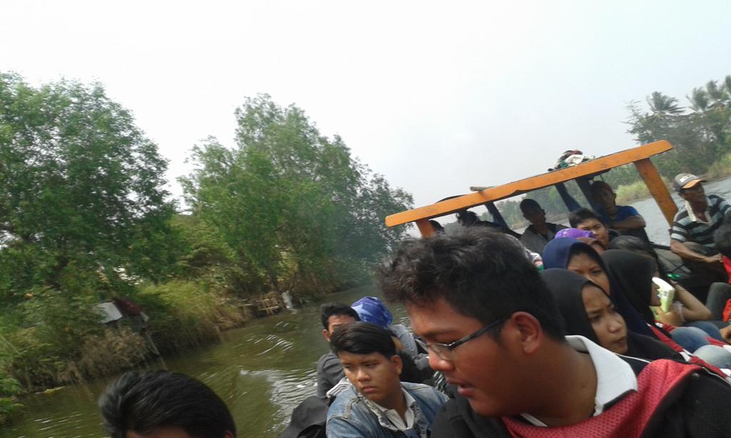 SOSOC25's tweet photo. alhamdulillah kami sudah sampai dan sedang menuju kampung beting utk penanaman mangrove #SOSOCtoMUGO #SaveMugo https://t.co/DYCevDAdNL