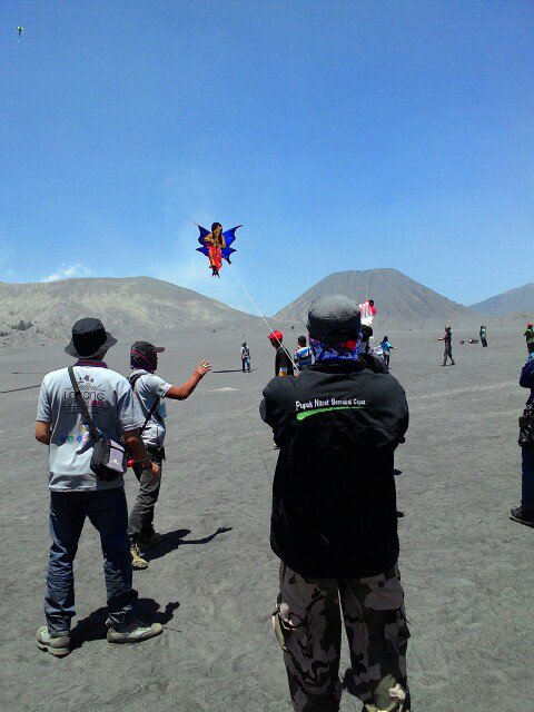 GoProbolinggo's tweet image. Merapaaat gaes....!  Yuk lihat festival layang2 di Pasir Berbisik Gunung Bromo
