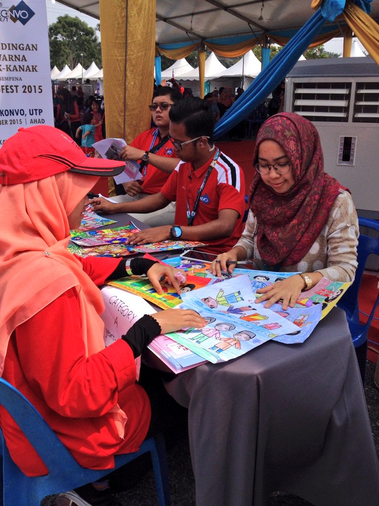 CONVOFEST_UTP's tweet photo. Judges of CONVOFEST 2015 Colouring Competition having hard time to choose the best out of the best.#UTPCONVOFEST2015 https://t.co/H8QR253094