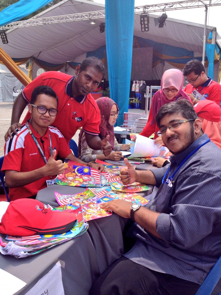 CONVOFEST_UTP's tweet photo. Judges of CONVOFEST 2015 Colouring Competition having hard time to choose the best out of the best.#UTPCONVOFEST2015 https://t.co/H8QR253094
