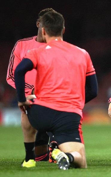 footy_bum_bot's tweet photo. 何故ピントを手前のXabi Alonsoの尻に合わせないのか、甚だ疑問である。 https://t.co/nxrHyU2hPX