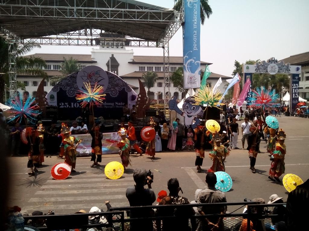 kemnus's tweet photo. Bekasi.. begitu berwarna warni.. https://t.co/U0bdOjWNQN